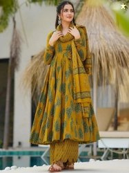 GLOSIA DESIGN Women Floral Printed Regular Kurta with Trousers & With