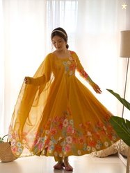 Wedani Women Floral Printed Regular Kurta with Trousers & With Dupatta