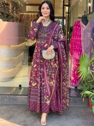 AADAT Women Floral Printed Regular Kurta with Palazzos & With Dupatta